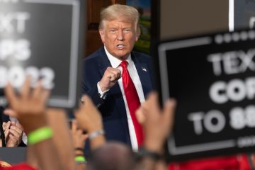 Trump evalúa 2 impuestos que afectarían a mexicanos para construir muro