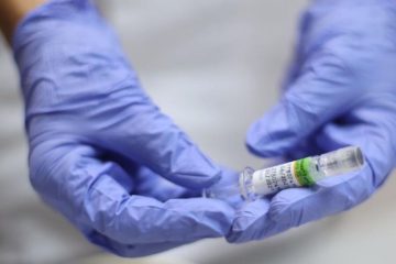 Jóvenes tendrán que esperar hasta 2022 para vacuna contra coronavirus: OMS