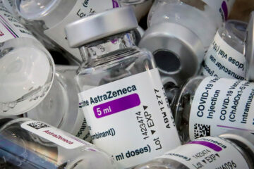 Sí existe vínculo entre vacuna de AstraZeneca y coágulos de sangre, afirma Agencia Europea