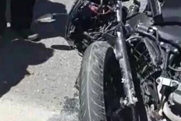 Pierde la vida al chocar su moto y conducir sin casco