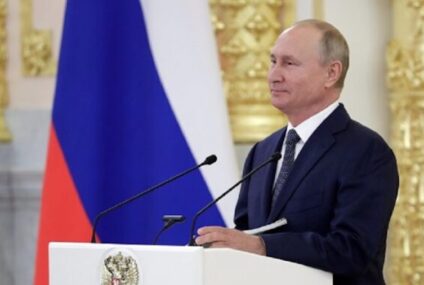 Vladimir Putin firma ley que lo mantendría en la presidencia hasta 2036