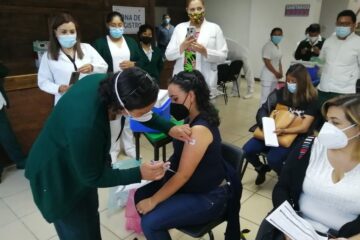 En población adulta mayor y sector educativo, avanza vacunación anti COVID-19 en Chiapas