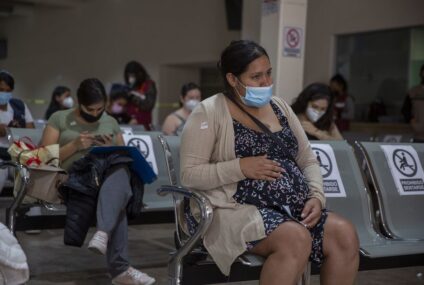 Mujeres embarazadas son vacunadas en centro de salud del ISSSTE en Tuxtla