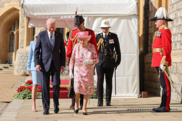 En lujosa ceremonia, Joe y Jill Biden son recibidos por la reina Isabel II