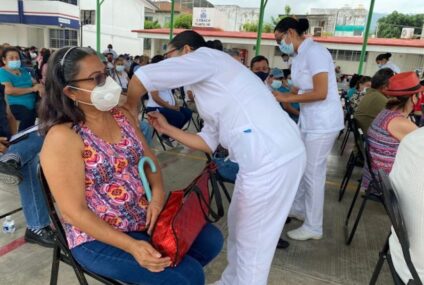 Se ha vacunado contra COVID-19 al 80 % de personas adultas mayores en Chiapas
