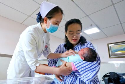 China permitirá tener hasta tres hijos por familia; población está envejeciendo rápido