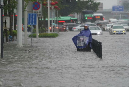 Pasajeros del metro atrapados con el agua casi al cuello y coches flotando por fuertes inundaciones en China