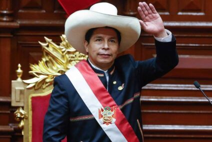A horas de tomar el poder, Pedro Castillo anuncia una reforma constitucional en Perú