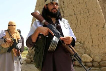 Con fuegos artificiales, talibanes proclaman “plena independencia” de Afganistán tras retirada de EU
