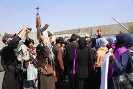 Con disparos, fuerzas talibanes detienen protesta de mujeres en Afganistán