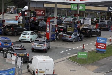 ¿Por qué hay escasez de gasolina en Reino Unido y compras de pánico?
