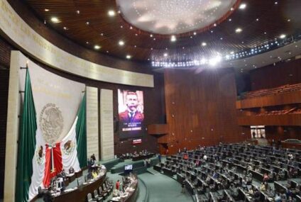 Morena busca reducir el número de diputados y senadores