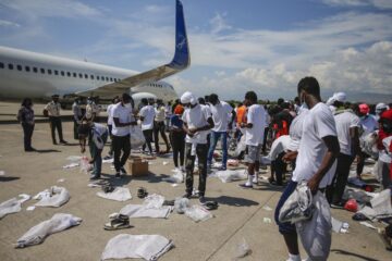 Haitianos deportados se enfrentan a autoridades en aeropuerto en Puerto Príncipe