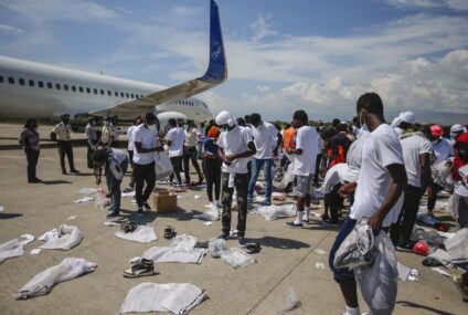 Haitianos deportados se enfrentan a autoridades en aeropuerto en Puerto Príncipe