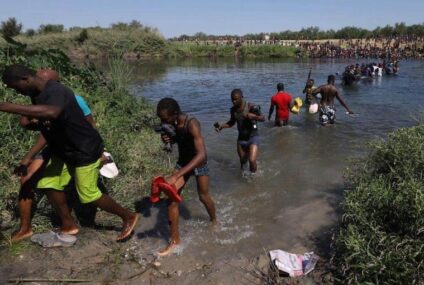 EU cierra frontera con México en Texas tras masiva llegada de migrantes haitianos