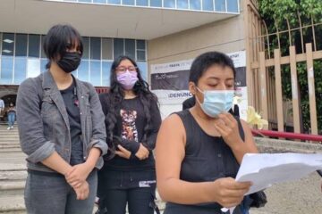 Feministas universitarias se pronuncian frente a la FGE por el feminicidio de la médica Mariana Sánchez