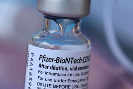 Pfizer busca que la FDA autorice dosis de refuerzo para todos los adultos