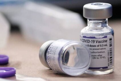 EU planea autorizar dosis de refuerzo de vacuna Pfizer-BioNTech para todos los adultos: NYT
