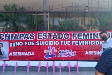 Madres de víctimas de feminicidio se encandenan a las rejas del Palacio de Gobierno
