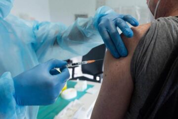 Estados Unidos aprueba tercera dosis de vacuna COVID para mayores de 18 años