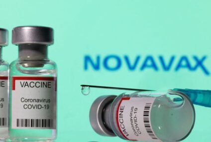 UE aprueba vacuna Novavax contra COVID; tiene eficacia del 90.4%