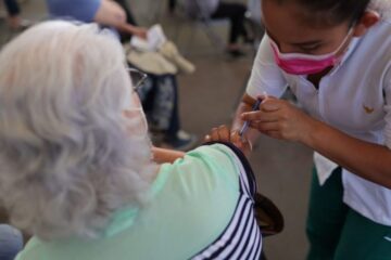 Inicia vacunación de refuerzo para personas adultas mayores en Chiapas