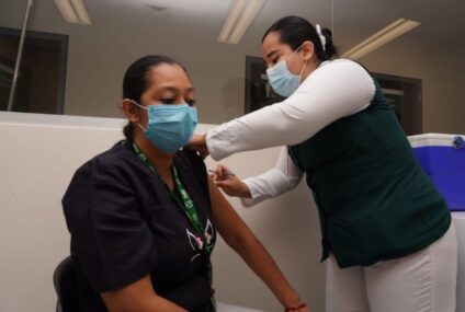 Personal de Salud del IMSS Chiapas recibe tercera dosis anti COVID-19