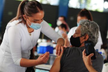 Vacunación de refuerzo a maestros arranca el sábado 8 de enero con Moderna