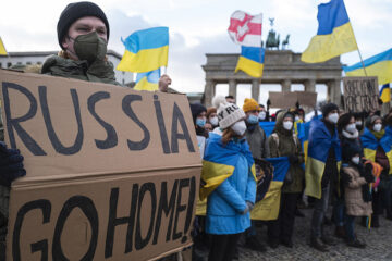 Ucrania pide a Rusia retirar tropas de la frontera y diálogo para destrabar tensión en Europa