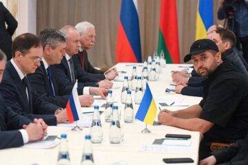 Ucrania y Rusia inician negociaciones en la frontera con Bielorrusia