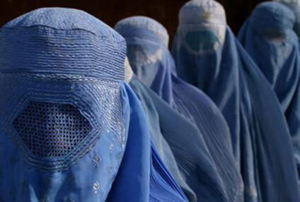 Será obligatorio: talibanes ordenan a mujeres usar burka en público