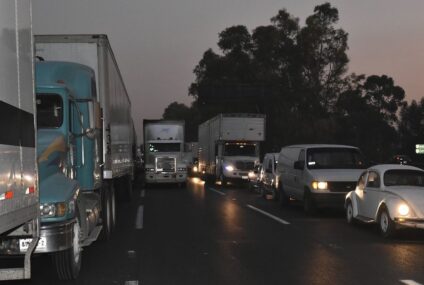 Asalto masivo a conductores en libramiento de Querétaro deja 2 heridos