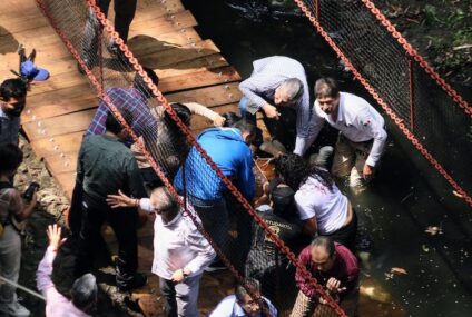 El colapso de un puente colgante en Cuernavaca provoca al menos una veintena de heridos