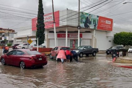 Fuerte lluvia en Tuxtla deja inundaciones, daños materiales y vehículos arrastrados