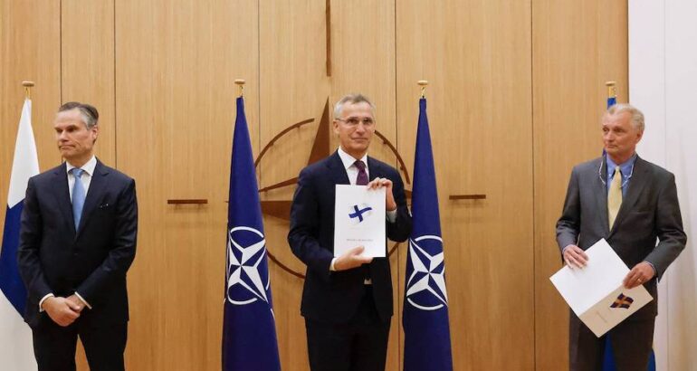 La OTAN invita oficialmente a Finlandia y Suecia a unirse al bloque militar