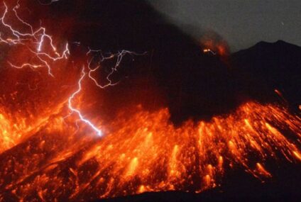 Japón declara alerta máxima tras erupción en volcán Sakurajima