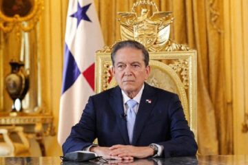 El presidente de Panamá anuncia el congelamiento del precio del combustible a 3,95 dólares por galón