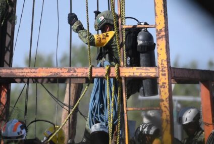 Se realizaron cuatro descensos para rescate de mineros, pero pozo está obstruido: Sedena
