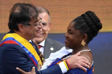 Petro es investido como primer presidente de izquierda de Colombia