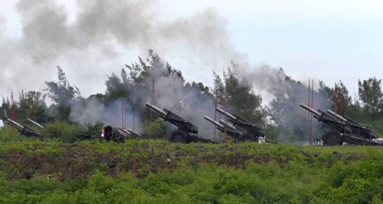 Taiwán lanza simulacro de defensa de la isla con fuego de artillería real