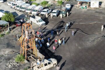 Reportan aumento abrupto de agua en mina con trabajadores atrapados en Coahuila