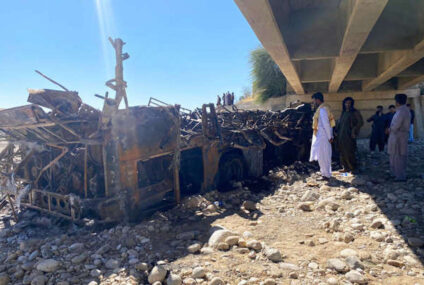 Autobús con bidones de petróleo cae de un puente, explota y deja 41 muertos en Pakistán