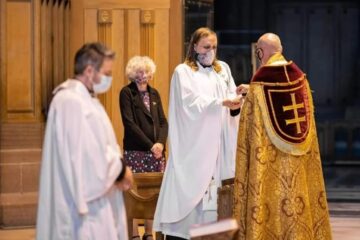 Bingo Allison, el primer sacerdote no binario ordenado en la Iglesia católica de Inglaterra