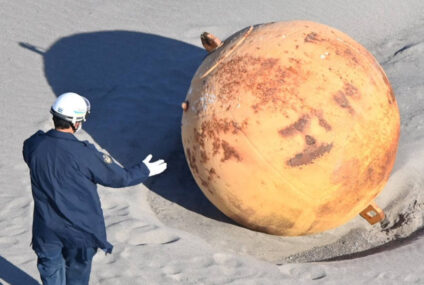 Hallan misteriosa bola gigante en una playa de Japón