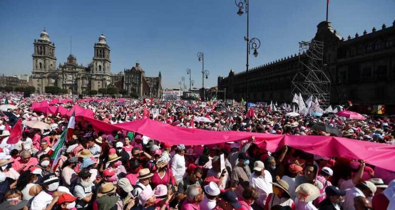 Más de 100.000 personas marchan en México contra el Plan B