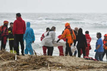En Italia, naufragio de bote con migrantes deja 60 muertos, incluidos niños