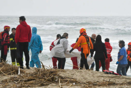 En Italia, naufragio de bote con migrantes deja 60 muertos, incluidos niños