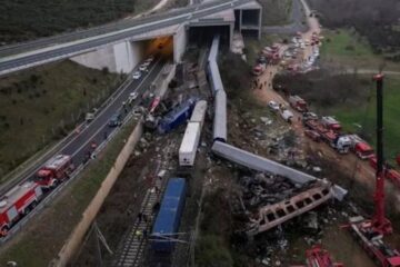 Choque de trenes en Grecia: protestas e indignación en todo el país tras el accidente que dejó al menos 57 muertos