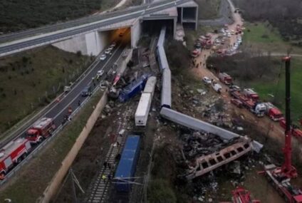 Choque de trenes en Grecia: protestas e indignación en todo el país tras el accidente que dejó al menos 57 muertos