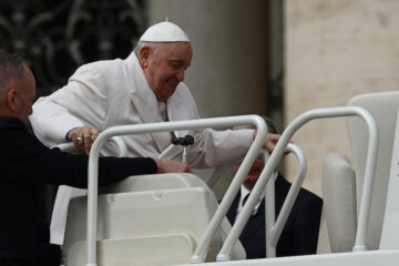 El papa Francisco seguirá internado varios días por una infección pulmonar